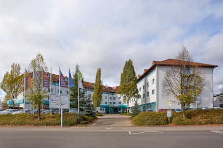 Außenbereich. H+ Hotel Stuttgart Herrenberg