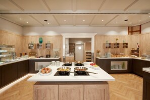 Petit déjeuner buffet (21.00 EUR par personne)