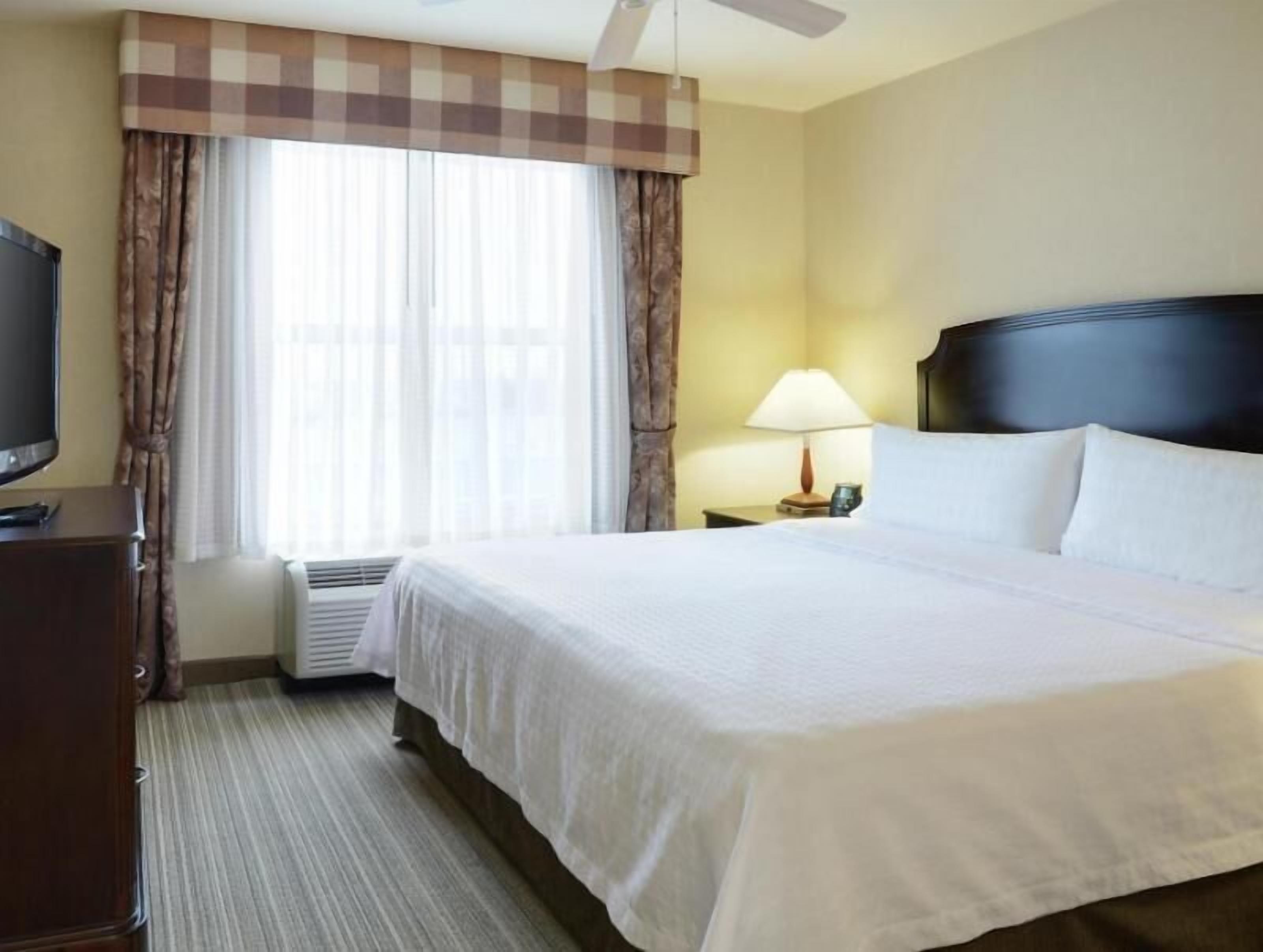 Blendingsgardiner, lydisolert og strykejern/-brett