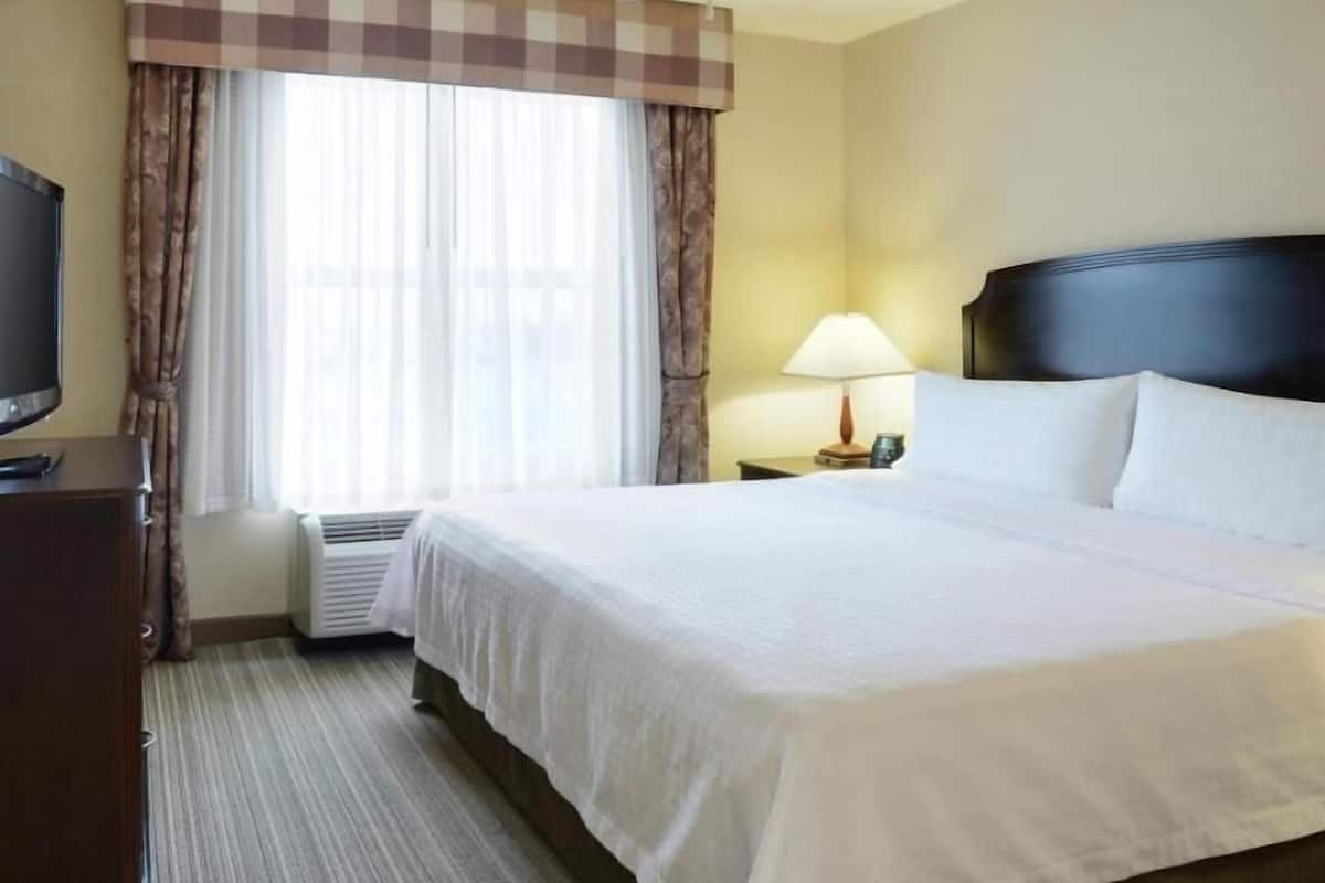 Mörkläggningsgardiner, ljudisolering och strykjärn/strykbräda