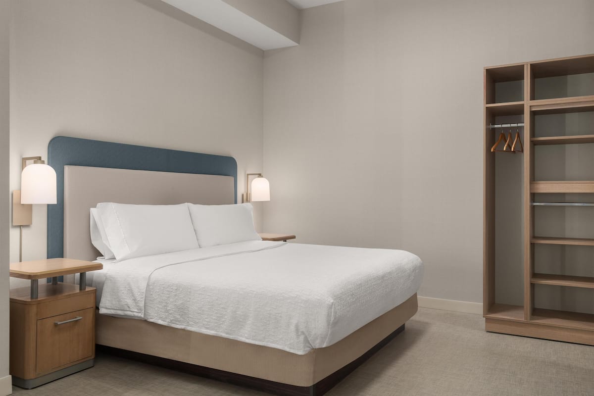 Studiosuite, 1 kingsize-seng med sovesofa, tilgjengelighetstilpasset, ikke-røyk | Blendingsgardiner, lydisolert og strykejern/-brett