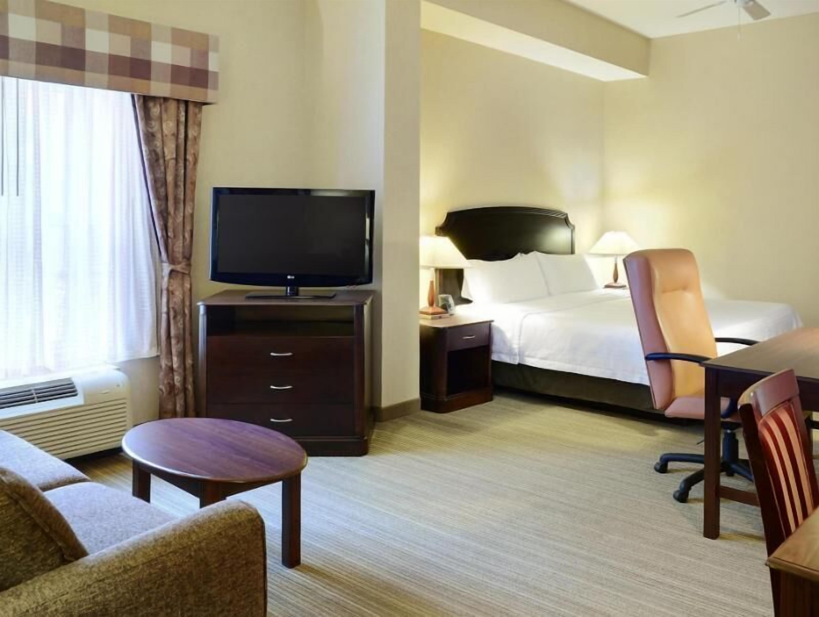 Blendingsgardiner, lydisolert og strykejern/-brett