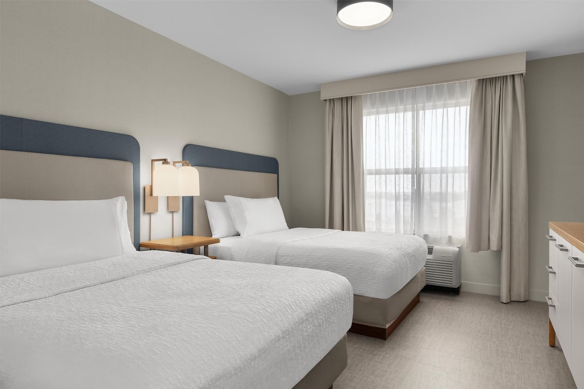 Suite, 2 Bedrooms, Non Smoking (1 King Bed, 2 Double Beds and Sofabed) | Langsir/tirai gelap terus, kalis bunyi, seterika/papan seterika