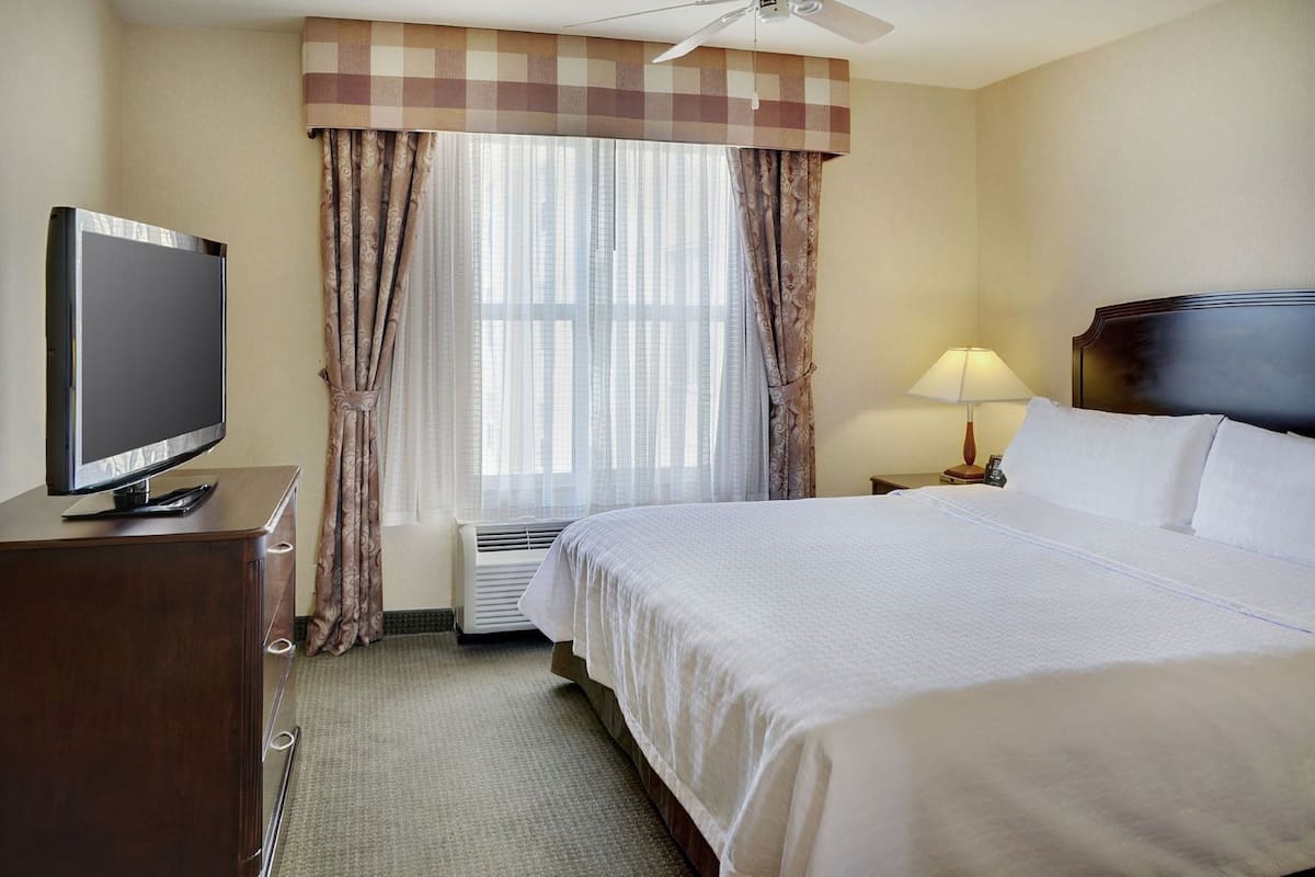 Mörkläggningsgardiner, ljudisolering och strykjärn/strykbräda