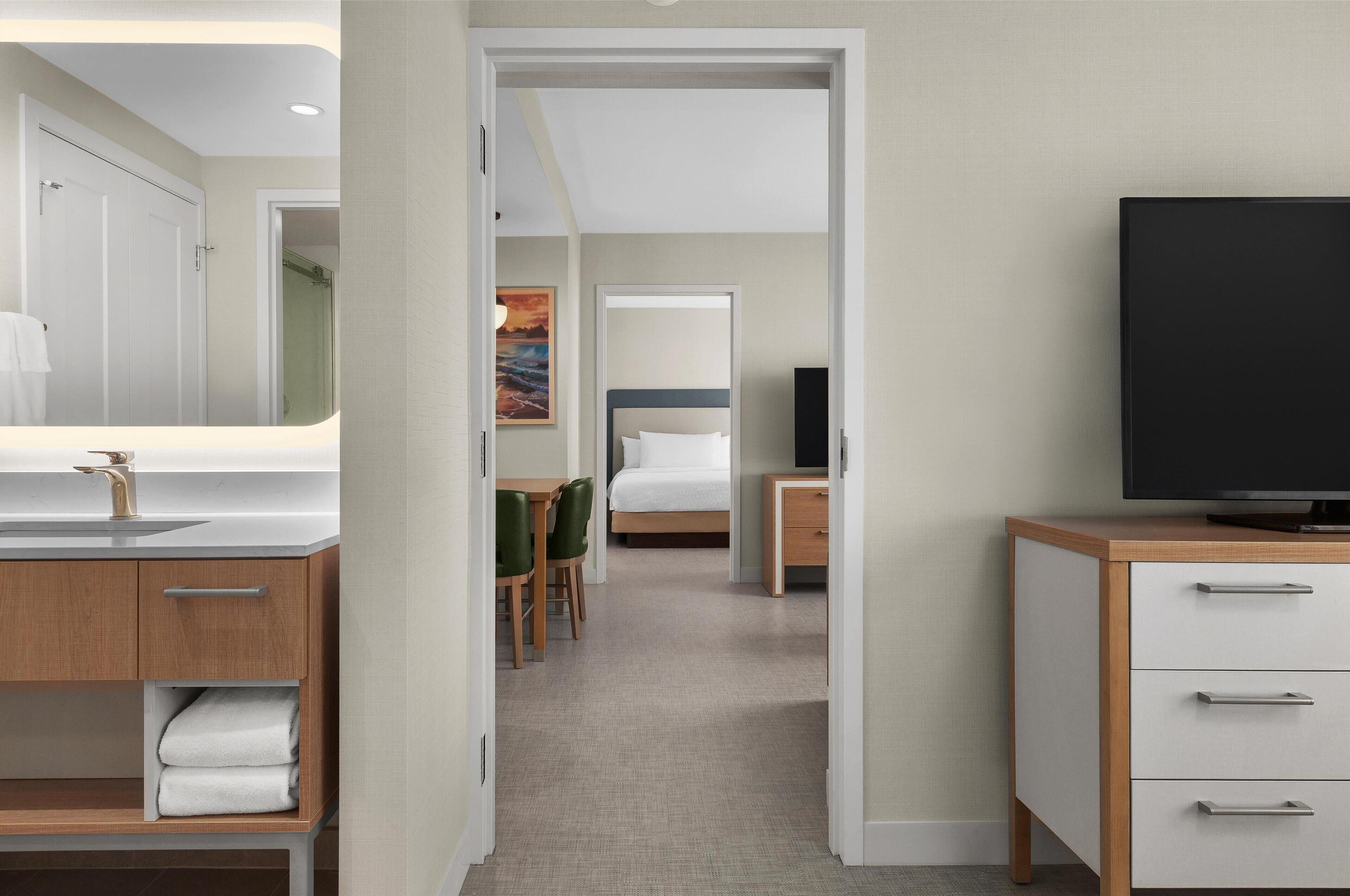 Suite, 2 Schlafzimmer, Nichtraucher (1 King Bed, 2 Double Beds and Sofabed) | Badezimmer | Dusche, kostenlose Toilettenartikel, Haartrockner, Handtücher