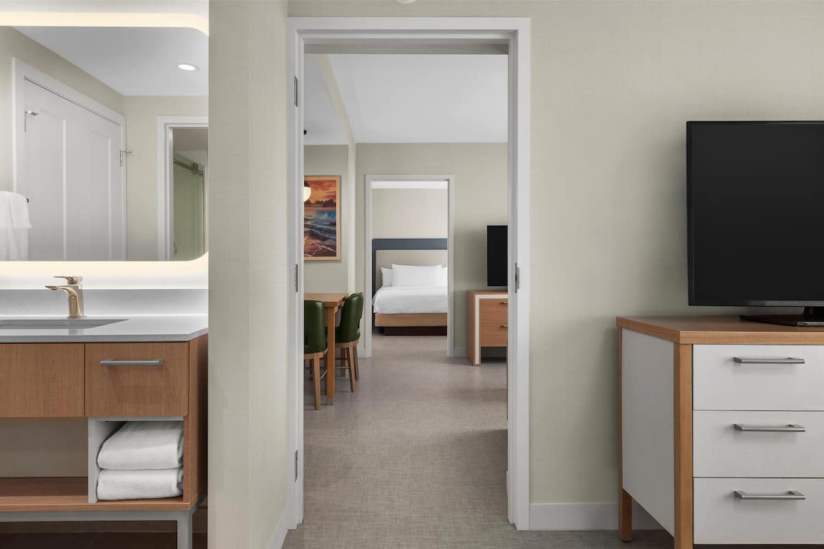 Suite – comfort, 2 soverom, ikke-røyk (1 King Bed, 2 Double Beds and Sofabed) | Bad | Dusj, toalettartikler (inkludert), hårføner og håndklær