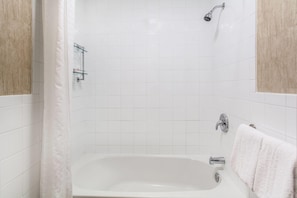 Habitación estándar, 1 cama de matrimonio, no fumadores | Sistema de insonorización y tabla de planchar con plancha