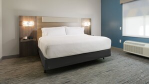 A modern hotel room with a large bed, bedside lamps, a nightstand, and a window with blinds. - Holiday Inn Express & Suites Williamstown - Glassboro by IHG (Williamstown)