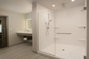 Suite, 1 très grand lit | Salle de bain