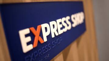 Ein Schild mit dem Text 'EXPRESS SHOP'.