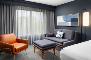 Escritorio, cortinas blackout y tabla de planchar con plancha 