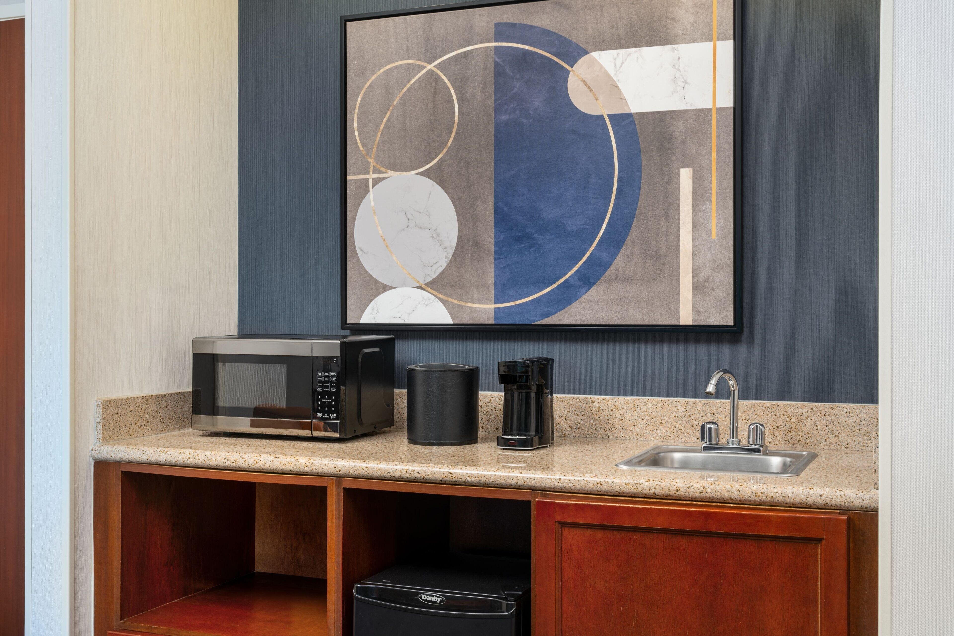 suite, 1 bedroom | bar (on property)