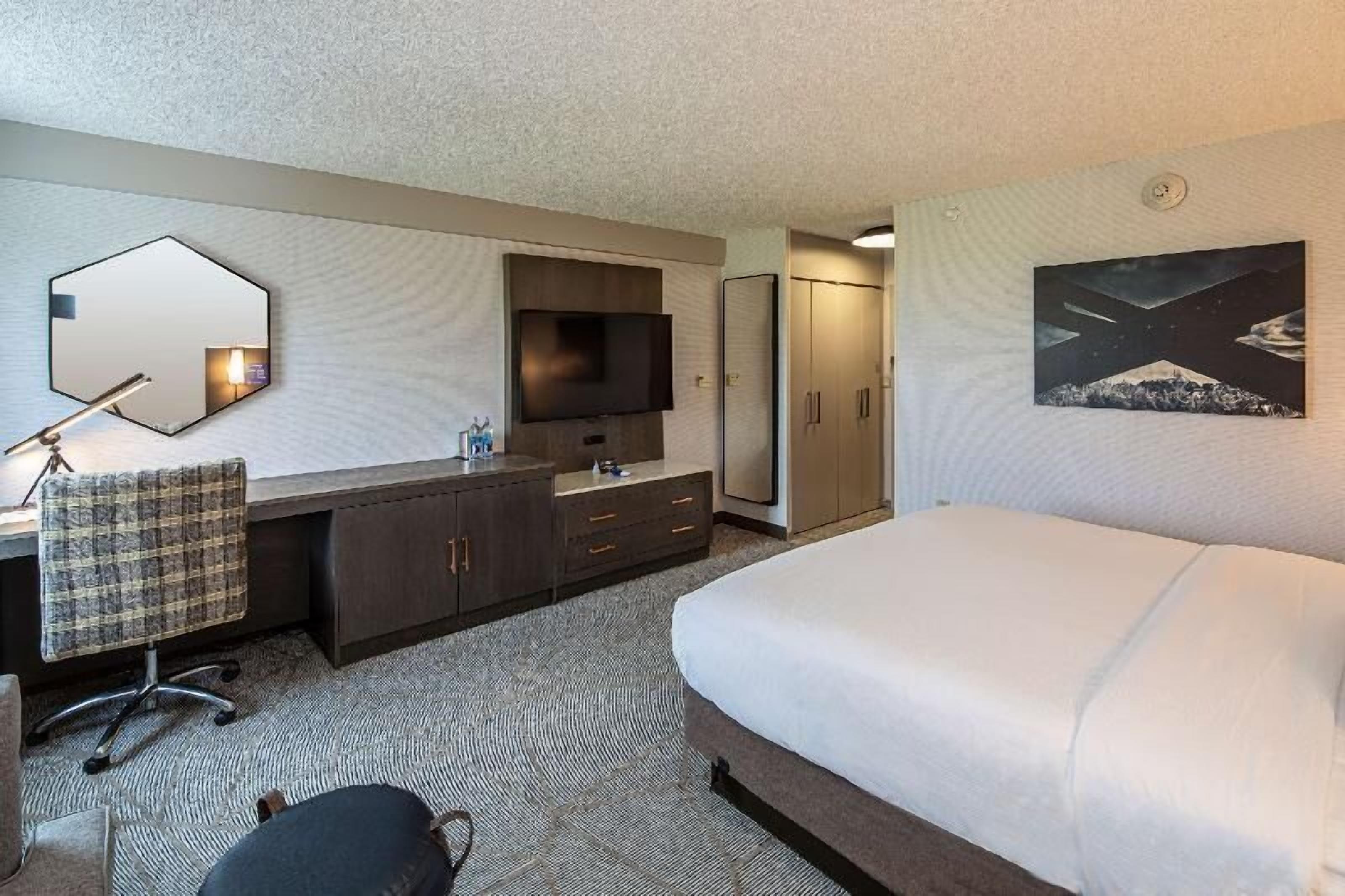 Premium bedding, in-room safe, desk, laptop workspace