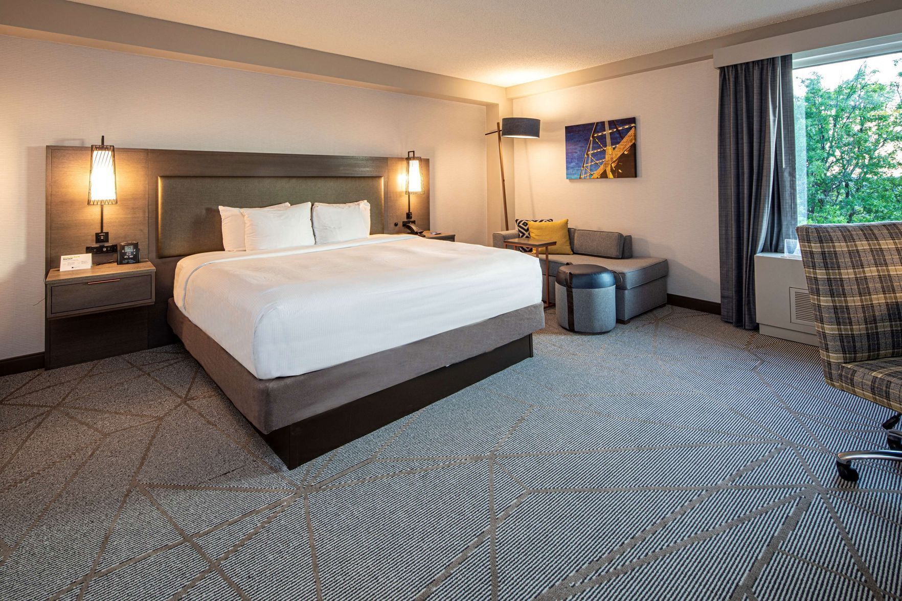 Premium bedding, in-room safe, desk, laptop workspace