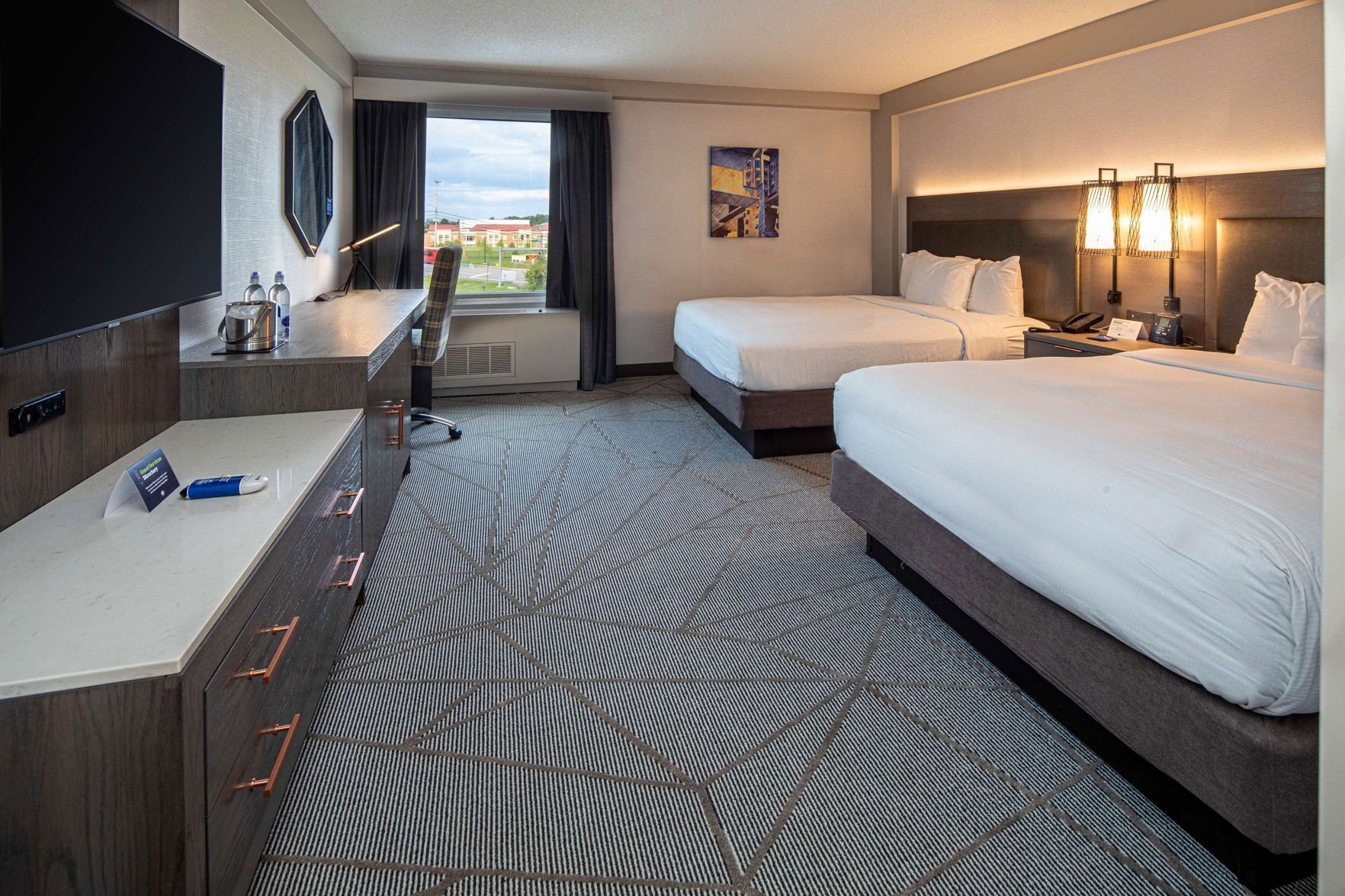 Premium bedding, in-room safe, desk, laptop workspace