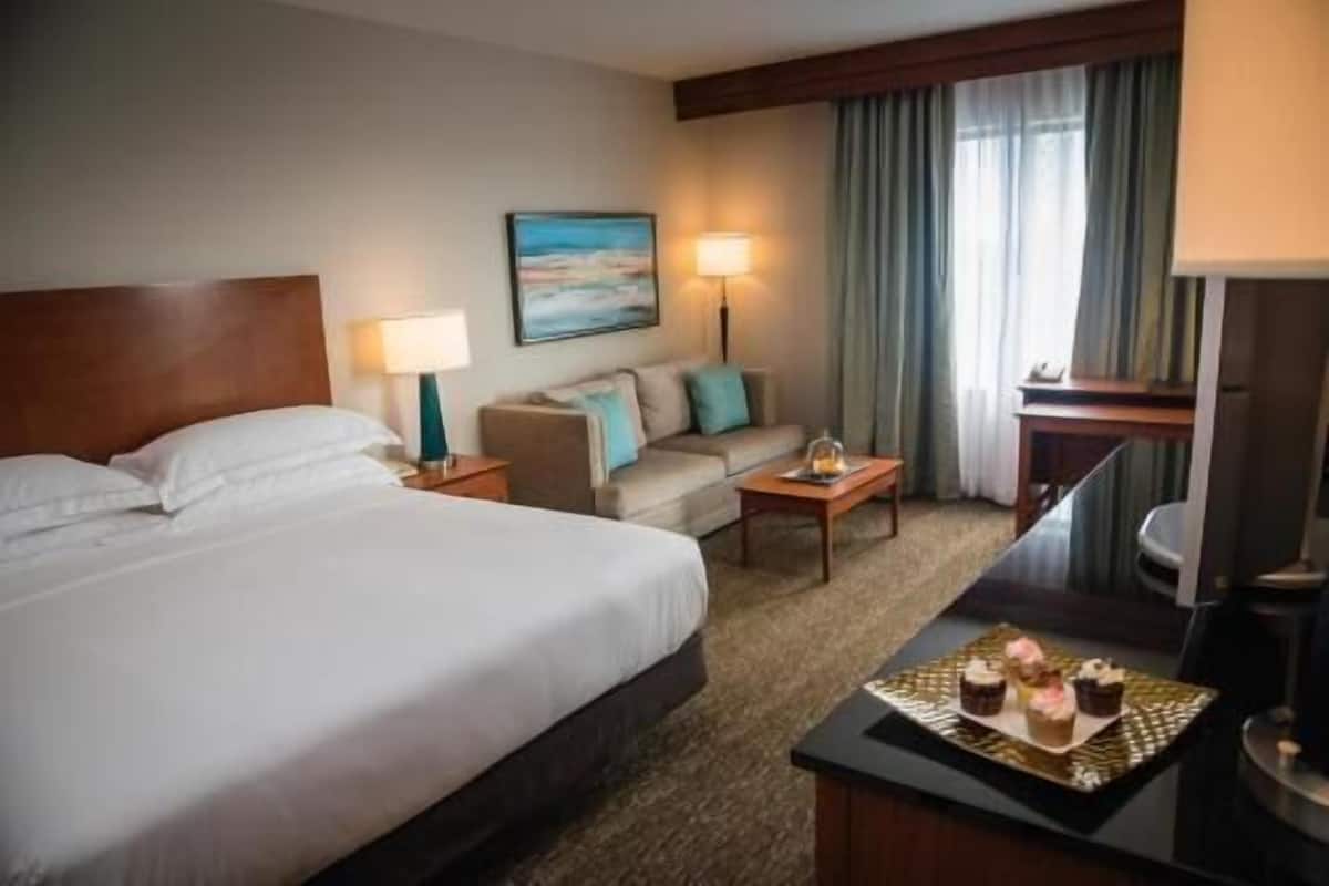 Premium bedding, pillowtop beds, in-room safe, desk