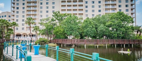 Ein Hilton Hotel mit Blick auf das Wasser, einer Brücke und einem Poolbereich.