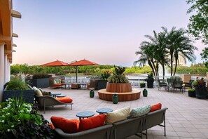 Breakfast and dinner served