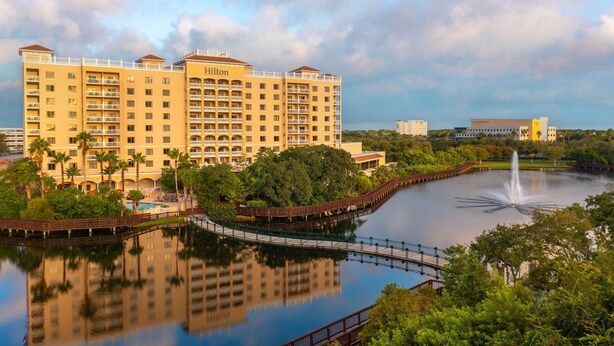 A large, multi-story hotel with balconies, a reflecting pool, and a fountain. - Hilton St. Petersburg Carillon Park (St. Petersburg)