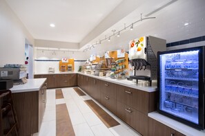 Café da manhã com buffet grátis todos os dias