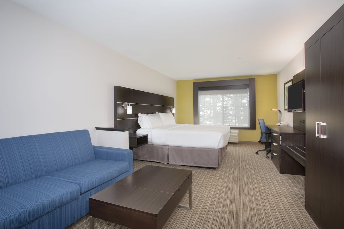 Suite, 1 King Bed with Sofa bed, Accessible (Mobility, Accessible Tub) | Desk, blackout drapes, iron/ironing board, free cribs/infant beds