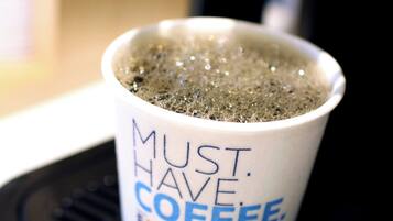 Eine Kaffeetasse mit Aufschrift auf schwarzem Untergrund.