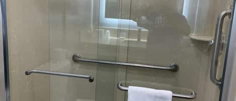 Douche, serviettes fournies, savon, shampoing