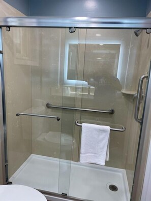 Shower, towels, soap, shampoo - Blue Seal Inn (Pismo Beach)