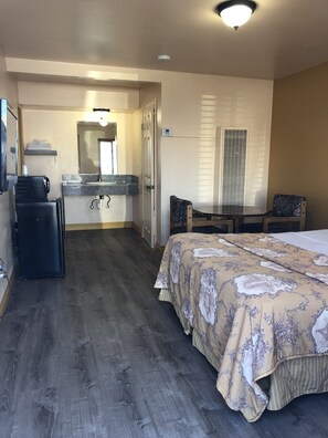 Desk, soundproofing, iron/ironing board, free WiFi - Blue Seal Inn (Pismo Beach)