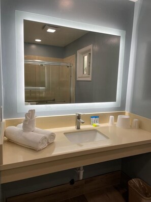 Dusj, håndklær, såpe og sjampo