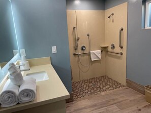 Standard Room, 1 Queen Bed, Accessible, Non Smoking | Bathroom | Shower, towels, soap, shampoo - Blue Seal Inn (Pismo Beach)
