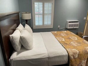 Queen Bed, Non-Smoking | Desk, soundproofing, iron/ironing board, free WiFi - Blue Seal Inn (Pismo Beach)