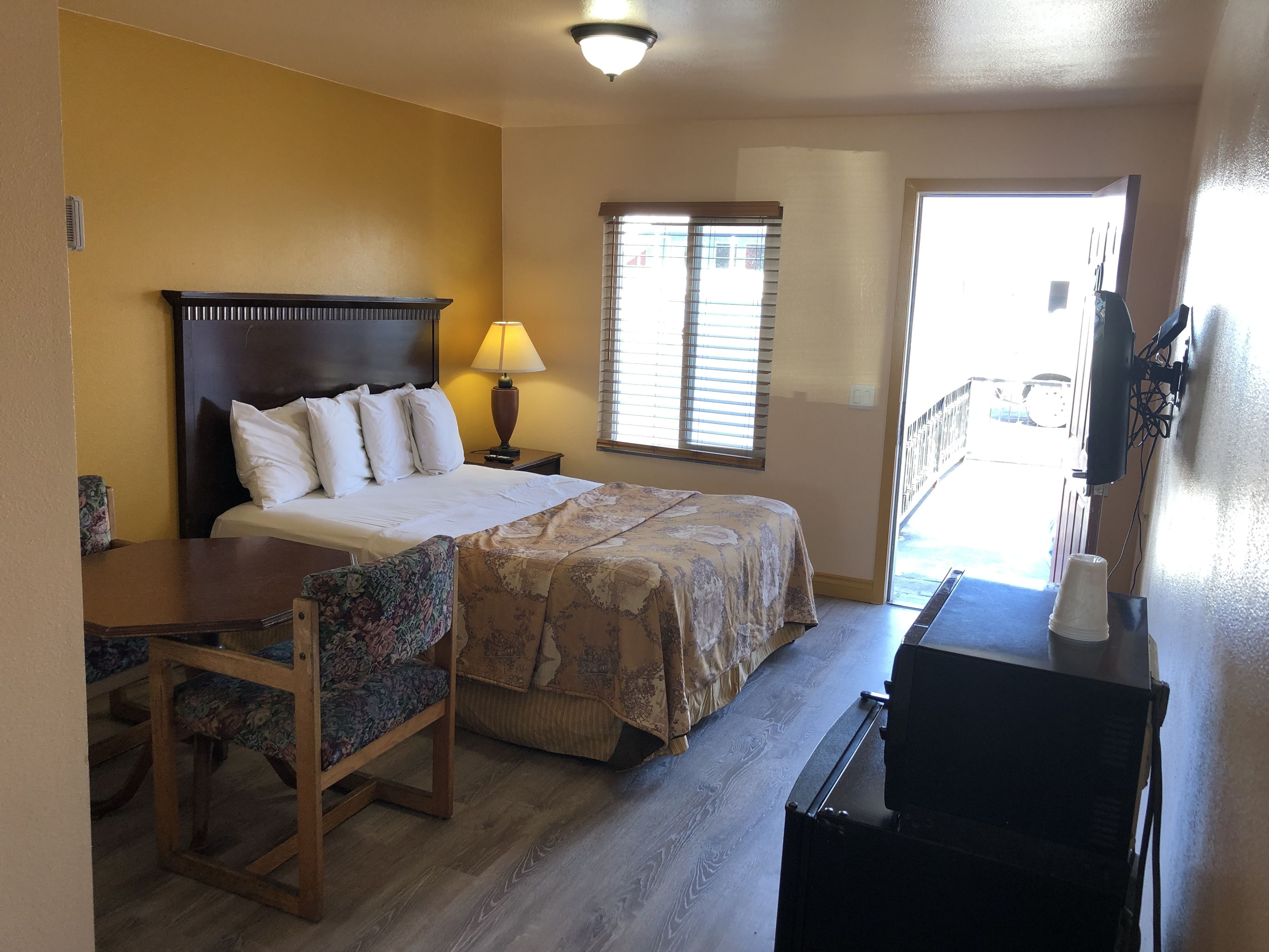 Desk, soundproofing, iron/ironing board, free WiFi