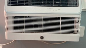 Un climatiseur mobile blanc fixé au mur.