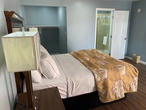 Queen Bed, Non-Smoking | Desk, soundproofing, iron/ironing board, free WiFi - Blue Seal Inn (Pismo Beach)