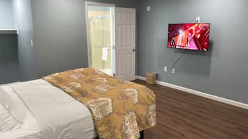 Escritorio, sistema de insonorización y tabla de planchar con plancha