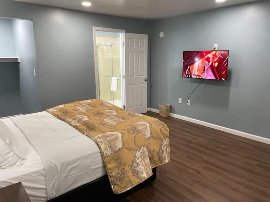 Queen Bed, Non-Smoking | Een bureau, geluiddichte muren, een strijkplank/strijkijzer, gratis wifi