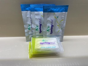 Regadera, toallas, jabón, shampoo 