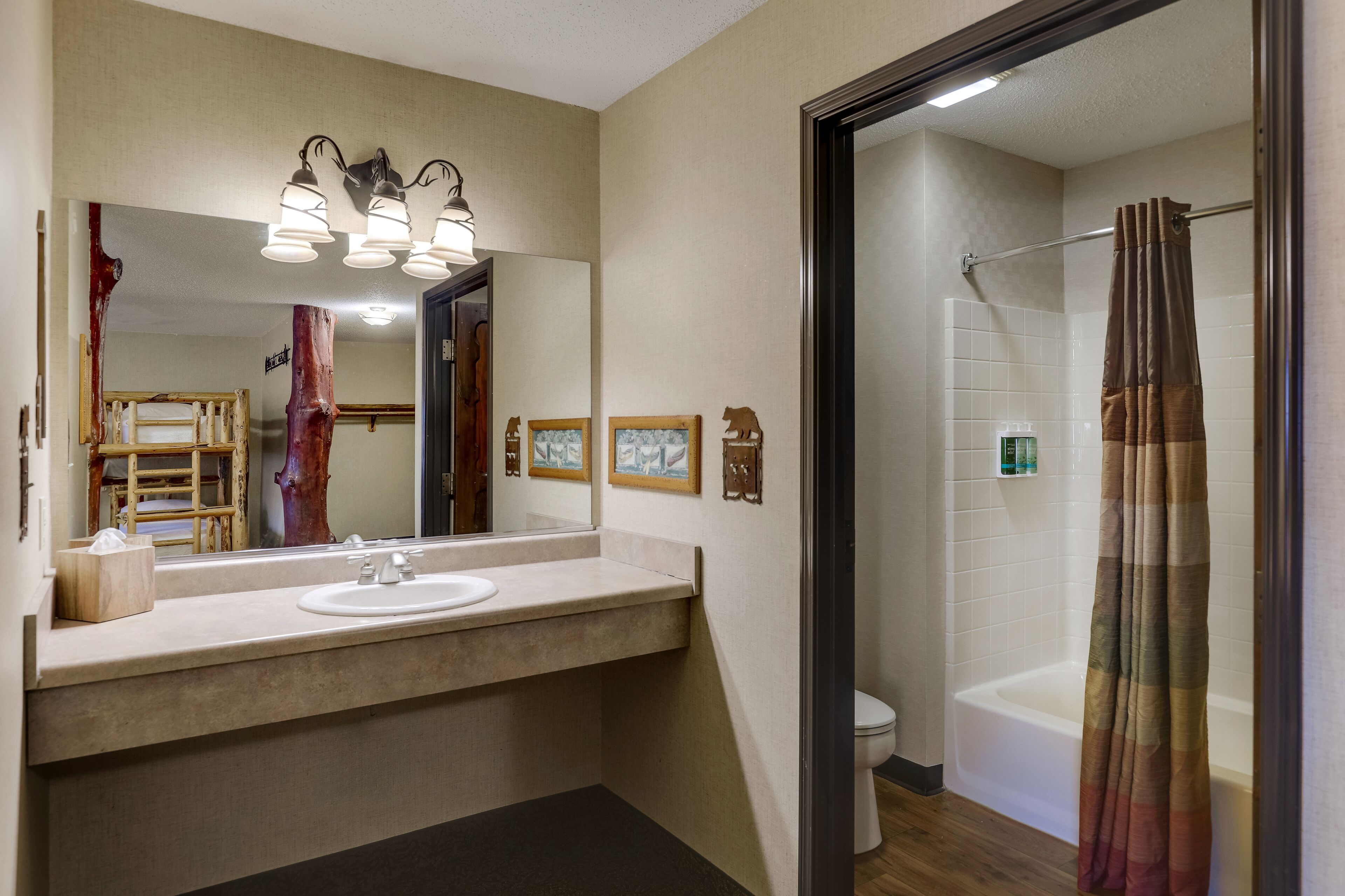 family suite | bathroom | combined shower/bathtub, free toiletries, hair dryer, towels