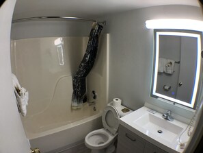 King Memory Foam Mountain View | Bathroom | Combined shower/tub, hydromassage showerhead, free toiletries - Tower 64 Motel & RV Park (Trinidad)