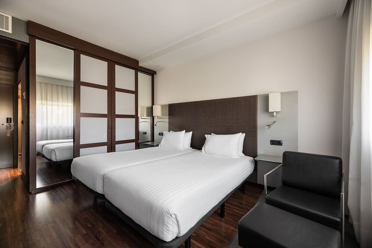 Habitación doble | Minibar, caja fuerte, escritorio y cortinas opacas