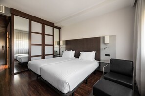 Dobbeltrom | Minibar, safe på rommet, skrivebord og blendingsgardiner