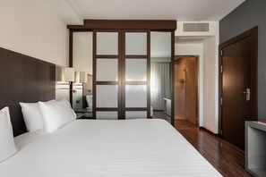 Phòng Suite Junior | Minibar, két bảo mật tại phòng, bàn, màn/rèm cản sáng 