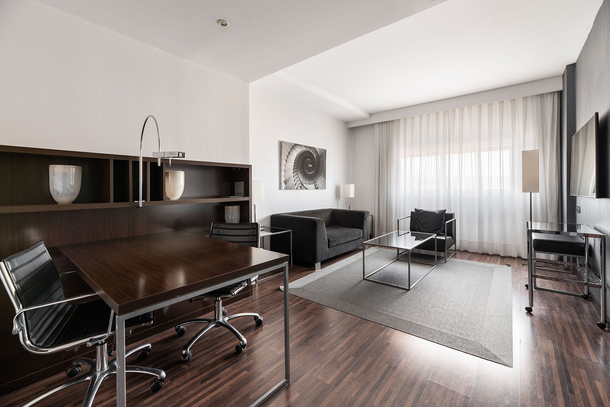 Junior Suite | Minibar, in-room safe, desk, blackout drapes