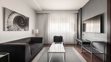 Junior Suite | Minibar, in-room safe, desk, blackout drapes