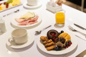 Daily buffet breakfast for a fee