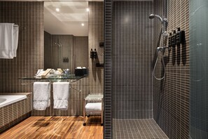 Suite junior | Baño | Tina con regadera, amenidades de baño ecológicas, secadora de cabello