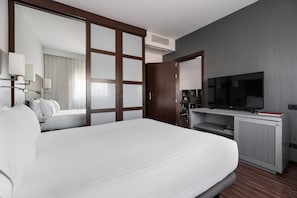 Junior Suite | Minibar, in-room safe, desk, blackout drapes