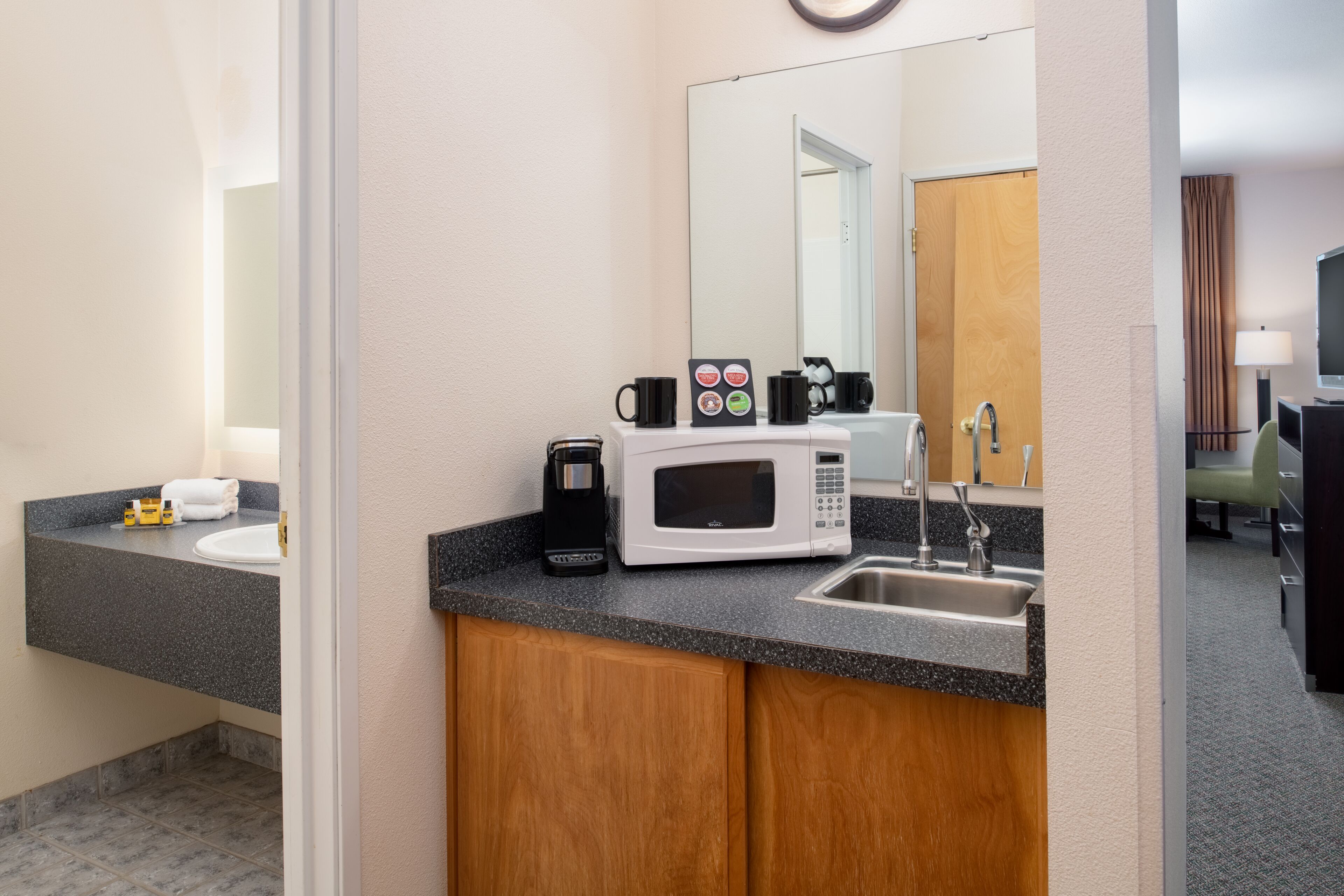 combined shower/bathtub, hair dryer, towels