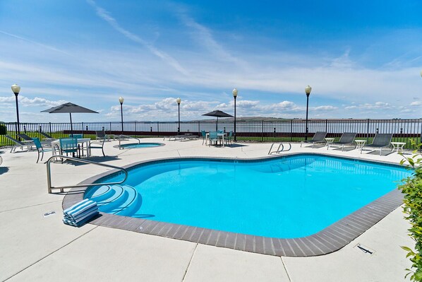 Outdoor pool, pool loungers